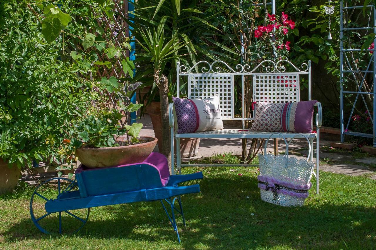 B&B Due Passi Dal Mare Cinquale Εξωτερικό φωτογραφία